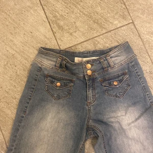 Snygga vintage jeans - Hur sköna och stretchiga jeans som helst, innerbenslängd 80 cm och midjemått 38 cm. Jätte bra skick