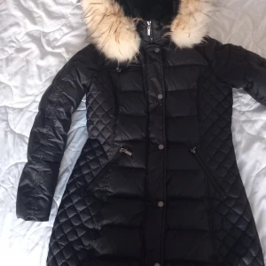 Rock and blue Jacka med äkta Päls - Storlek 38 , men känns mer som en 36a, vitt pälskrage och skön och varm jacka. Kommer från rökfritt och djurfritt hem inköpt 2021 för 3400. 