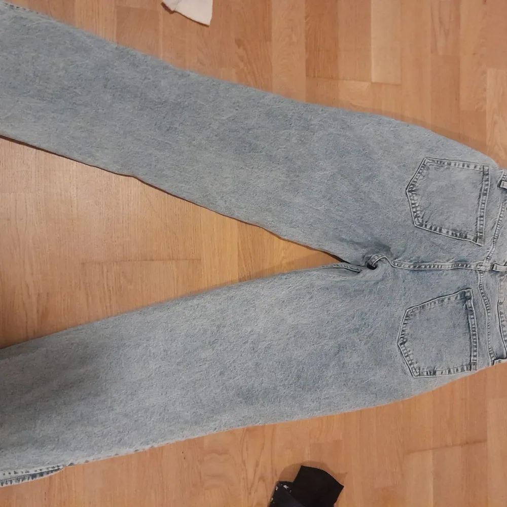 säljer ett par mom jeans i blå färg i storlek 40 är helt nya i nytt skick.. Farkut & Housut.