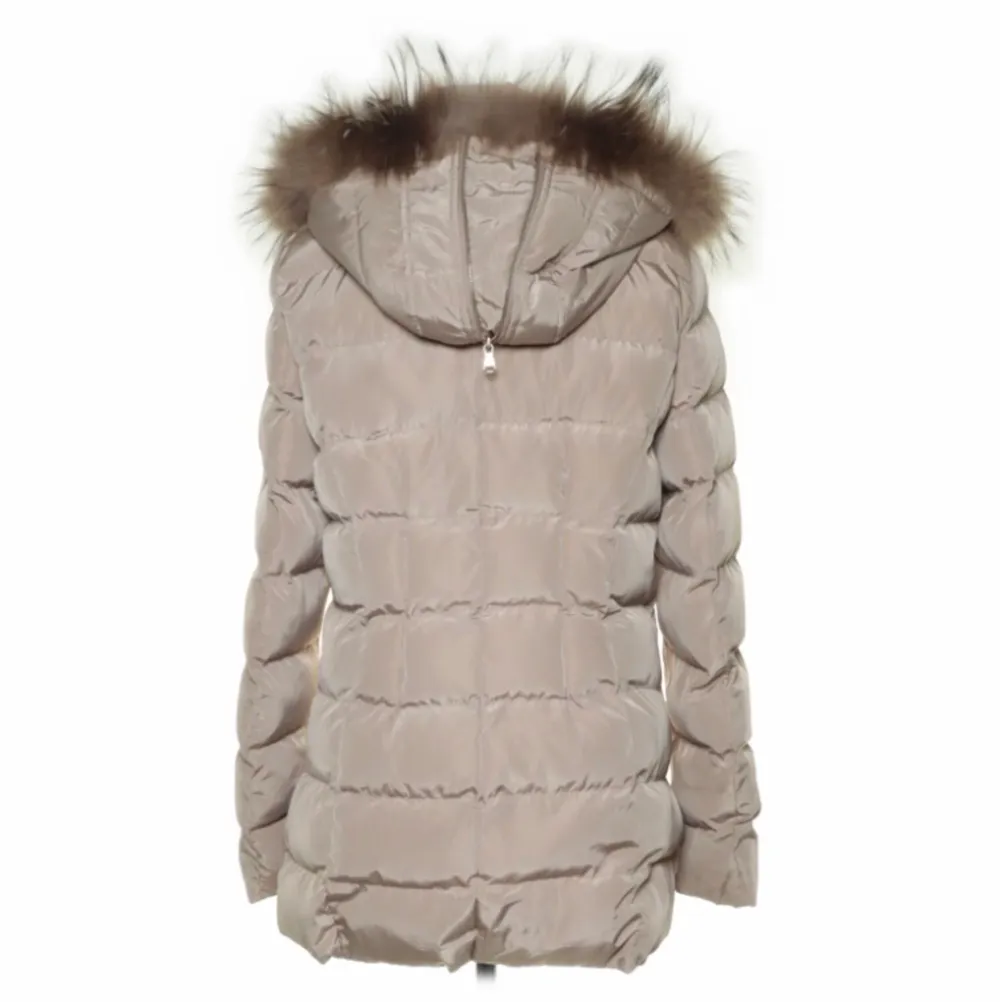 Säljer en beige vinter jacka i storlek L  Matrial - bomull , polyester , elastan . Jackor.