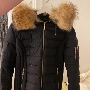 Hollies jacka - Jacka från Hollies.  Storlek 46 - motsvarar L/XL.  Köpt på Pondus i Karlstad 2017, kvitto finns.  Nypris: 3499kr Endast använd en vinter (2017), har sedan dess legat i påsen man får med vid köp. Jackan är hel och fin, lite sminkrester i luvan.