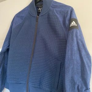 Adidas jacka - Mörkblå jacka från adidas