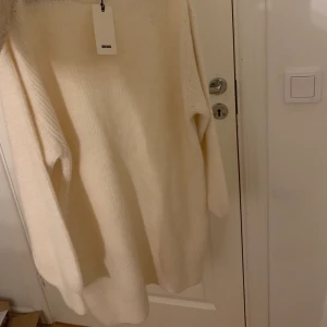 Stickad klänning - Perfekt plagg till hösten med kanske ett par uggs eller stövlar😍😍 etiketten är fortfarande kvar på klänningen alltså helt oanvänd. Köpt för 599kr