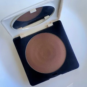 Finishing Powder "Nutmeg" - Använt som contourpowder på min hud, (Blek).Passar perfekt.Av förklarliga skäl vet jag ej hur d är som Finishing Powder. Fraktsumman blir 15kr (frakt m frimärke) vid direkt swish till mig, välj ej Köp Nu isåfall. Samfraktar för minst möjliga frakt kostnad