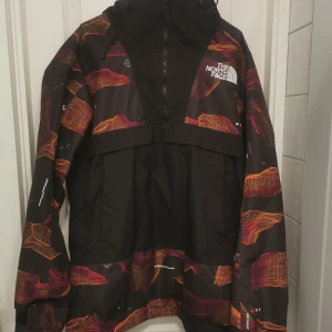 the north face anorak jacka - jacka i väldigt bra skick! herr modell men jag skulle säga unisex