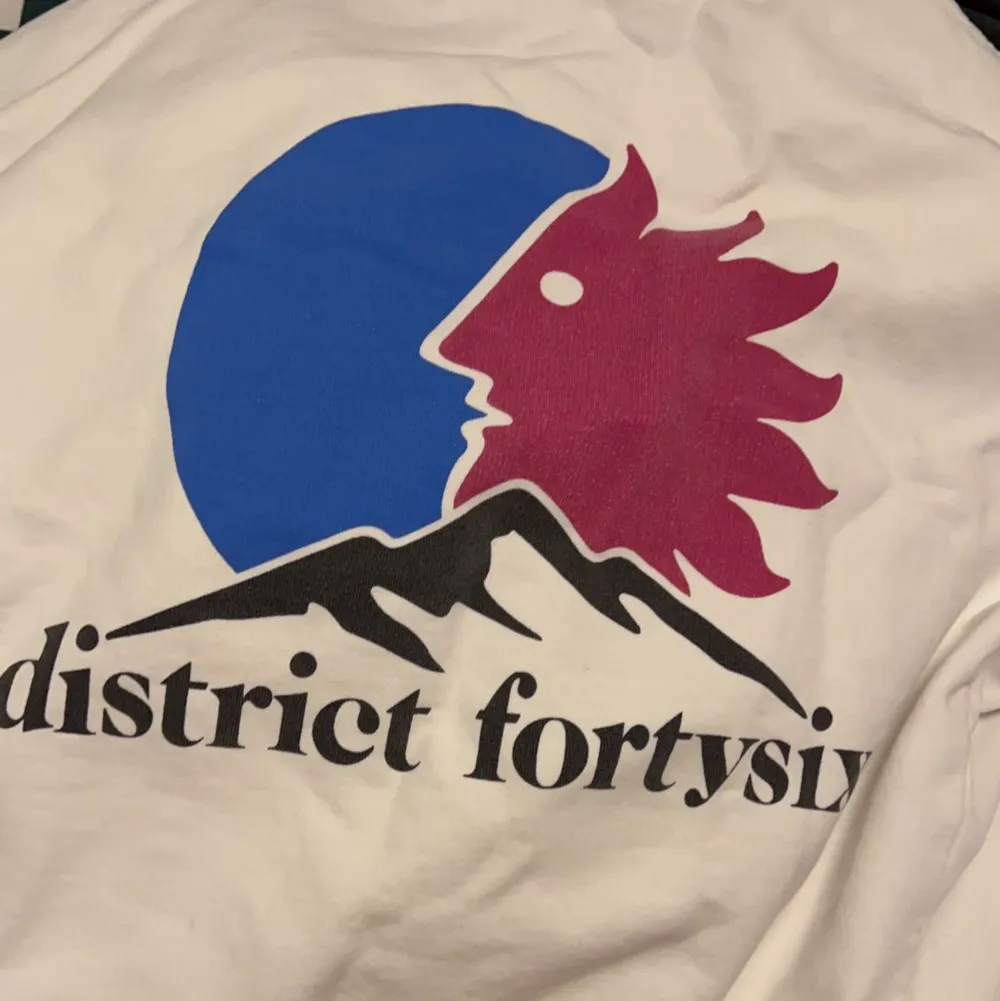 Säljer denna skit snygga tröja från district fortysix, extremt fin och skön och matchar till allt!! . Tröjor & Koftor.