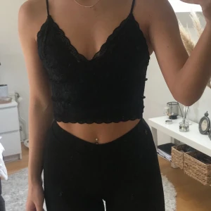 Bikbok spetstopp - Spetstopp från bikbok som är alldeles för liten för mig. Den är använd rätt flitigt men i gott skick. Säljer då den är väldigt för liten för mig. Bilderna är lånade men kan skicka egna vid intresse. Storlek S men tyckte personligen de var små i storleken.