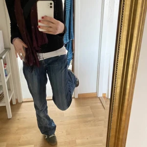 Randiga jeans  - Säljer dessa randiga jeans som jag älskat!! Nu kommer de inte längre till användning! De är typ mid/lowrise och har en väldigt smickrande passform! 