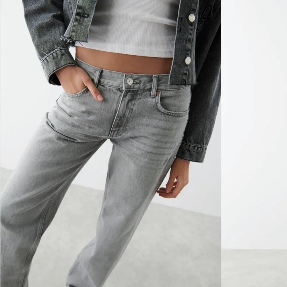 säljer mina helt nya (prislapp kvar) popuära low Waist jeans ifårn Gina🥰storlek 36! Blir snabbt slutsålda! KÖPTA för 500kr!  Kontakta mig för vidare frågor! . Jeans & Byxor.