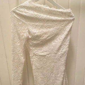 Vit klänning - Vit klänning från Bubbelroom i storlek M, svår att ta kort på, kontakta för fler bilder🤍Passar exempelvis skolavslutning eller student