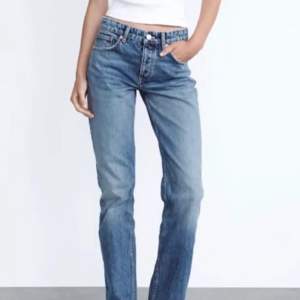 Mid rise full length jeans från Zara som inte finns att köpa längre. Använda en gång och säljer eftersom de är lite stora på mig💘