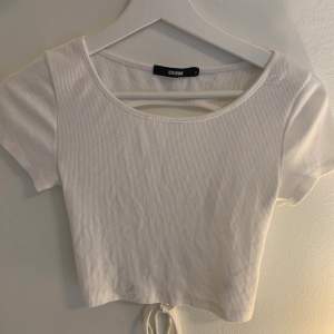 En vit lite kroppad kortärmad tröja från BikBok storlek S.  Knappt använd 