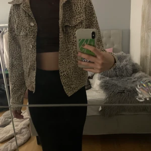 Jeans jacka - Fin men är för liten så dags att den kommer till användo hos någon annan. Fint skick 