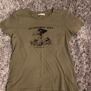 Grönbrun t shirt - Grönbrun med svamp tyck och text, lite liten för att vara M men lite större än S