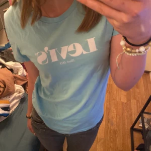 Blå Levi’s t-shirt - Ljusblå Levi’s t-shirt i nyskick.