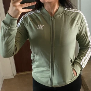 Adidas grön tjocktröja  - Använd bara ett par gånger, som ny