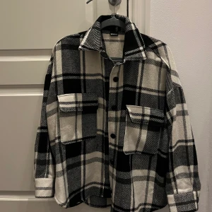 Rutig Jacka  - Rutig jacka i storlek S från Gina tricot. Aldrig använd. Köparen står för frakten!💗