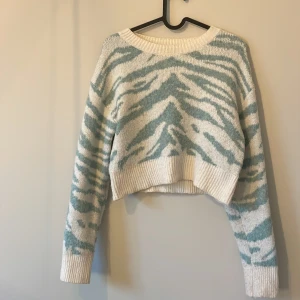 Stickad tröja  - Jag säljer min tröja från SHEIN för den är för liten💕knappt använd 