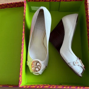 Tory burch klack - Köpt för 6000 kr i London.  Säljer för den är så liten. Passar en 36 eller liten 37a. Har strl 37/38 därav små.