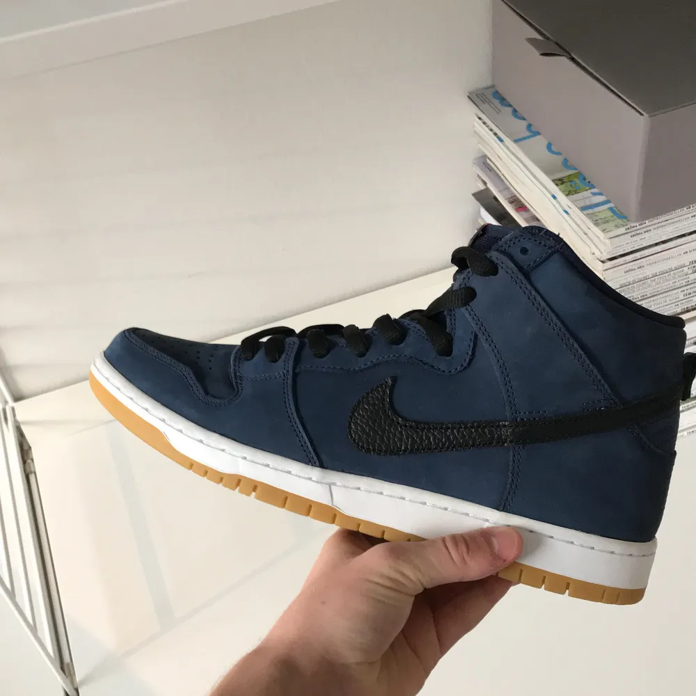 Nike sb dunk high pro iso.  Midnight navy/black  Condition: 9/10 endast använd 3 gånger  Pris går att diskutera . Skor.