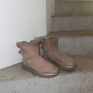 Rosa uggs med rosett - Äkta Uggs köpta på Scorett i Bromma Blox för ca 3 år sedan. Ljus rosa med rosetter. Köpta för 2200kr. Pris förhandlingsbart