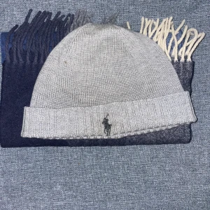 Polo Ralph Lauren mössa - Säljer en Polo Ralph Lauren mössa som är i väldigt bra skick, den är som ny. Köpt för 500 kr men säljer den för billigt. Köparen står för frakten!🤙🏽