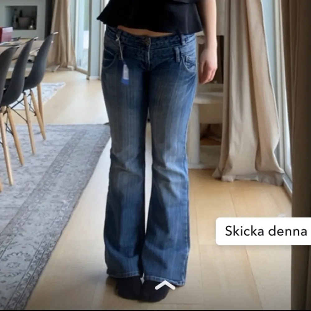 Säljer dessa UR SNYGGA!! Jeansen som tyvärr inte kommer till användning. Passar perfekt på en 38. Jag är 168 och har alltid storlek M i det mesta . Jeans & Byxor.