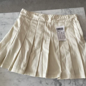 Kjol - Så söt kjol med inbyggda skjorts från brandy Melville, perfekt att ha med en oversized collegetröja💕⚡️