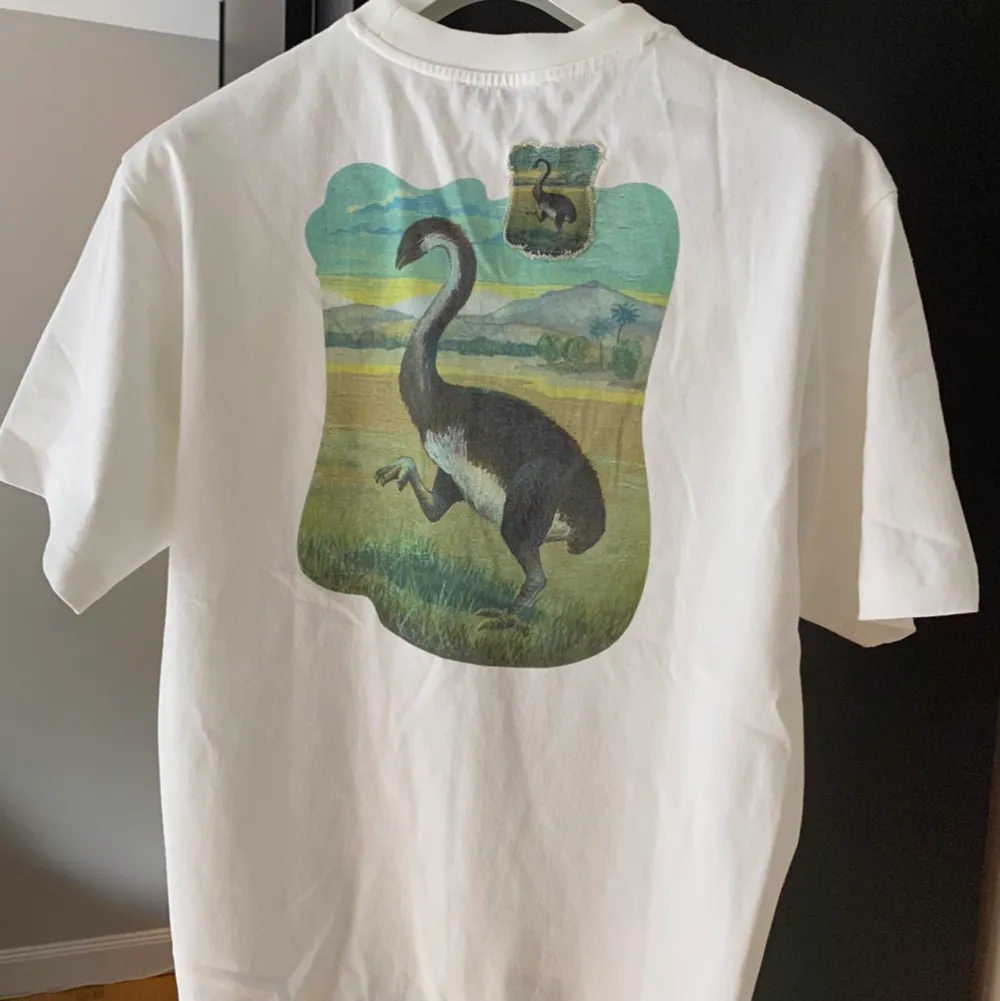 Säljer min Acne studios T-shirt i storlek S då jag aldrig använt den. Tröjan är stor i storleken och sitter mer som en M/L. Nypris 3000kr mitt pris 1250kr. T-shirts.