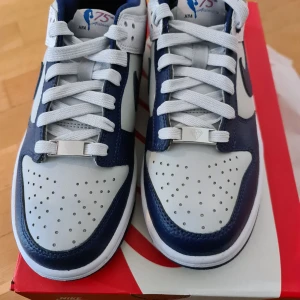 Nike dunk nba - Helt nya nike dunk nba (nets) i storlek 38 kvitto finns.Kan skickas mot fraktkostnad eller hämtas I Malmö 