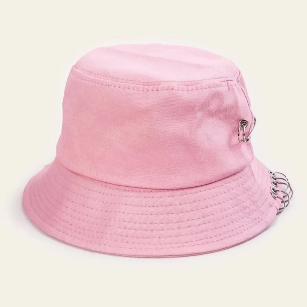 Säljer min rosa bucket hat som aldrig kommit till användning. Nyskick. Säljer för 35kr + frakt. Använd gärna funktionen köp nu, då blir frakten billigare (29 kr). Övrigt.