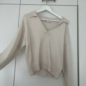 Stickad tröja - Jättefin tröja från zara i storlek M, men jag som har XS använder den.
