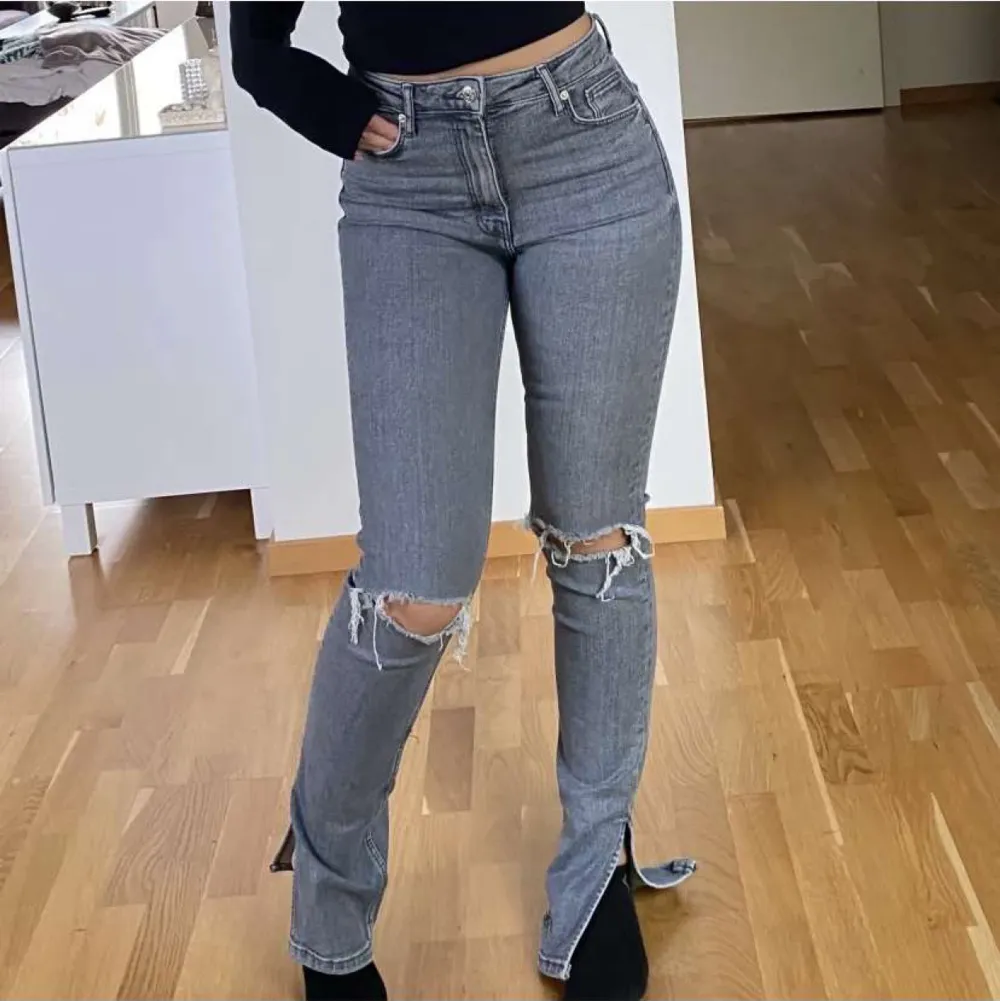 Gråa midwaist jeans från Zara med slits och hål. Använda fåtal gånger💗. Jeans & Byxor.
