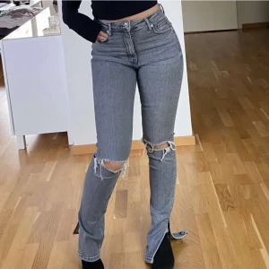 Zara jeans med slits - Gråa midwaist jeans från Zara med slits och hål. Använda fåtal gånger💗