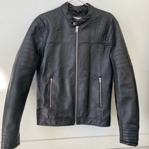 Svart läder jacka  - Cool svart skin jacka som aldrig har blivit använd så i väldigt fint skick! (jag vet inte varför bilderna hamlade åt fel håll) 