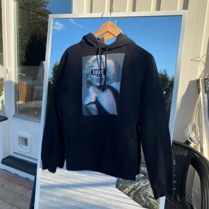 Luxe hoodie  - Säljer denna hoodien som jag haft sen ett samarbete jag hade med luxe clothing använt fåtal gånger cirka 1-2 den är som ny. Nypris 599, säljer den då jag inte använder den längre 😁