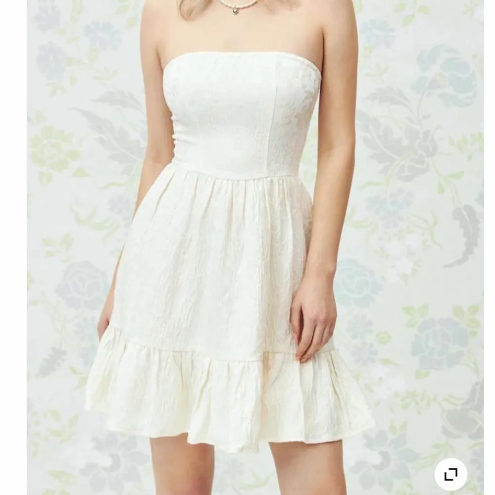 Så fin oanvänd vit klänning som jag beställde från Cider till studenten, men hittade en annan innan den hann komma så kommer inte använda den. Säljer för 200kr💕💕💕 Jag är 167 & den sitter bra på mig! 🤌🏼. Klänningar.
