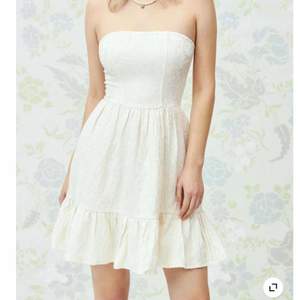Så fin oanvänd vit klänning som jag beställde från Cider till studenten, men hittade en annan innan den hann komma så kommer inte använda den. Säljer för 200kr💕💕💕 Jag är 167 & den sitter bra på mig! 🤌🏼