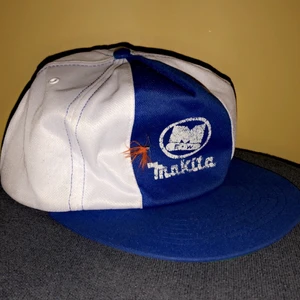 Makita keps - Fet Makita hippster keps. Fiskeflugan ingår. Knäppe bak!