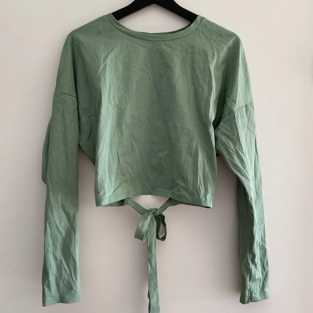 Superfin tröja från Bikbok med lappen kvar! I en grön skitsnygg färg💚 knyt i ryggen👌🏼 storlek M men passar absolut S också! 50kr + frakt (nypris 249) 🥰. Toppar.