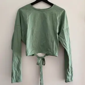 Superfin tröja från Bikbok med lappen kvar! I en grön skitsnygg färg💚 knyt i ryggen👌🏼 storlek M men passar absolut S också! 50kr + frakt (nypris 249) 🥰