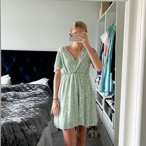 Somrig klänning, 100kr + frakt (alternativt budgivning)