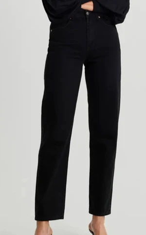 Svarta jeans från GinaTricot.  - Bra skick svarta jeans från GinaTricot. Storlek 32 men passar på 34. Långa i modellen. Nypris 599kr. Dom har medelhög midja. 