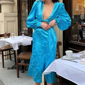 Sommarklänning  - Super söt fest/sommarklänning från NA-KD💖 Aldrig använd, prislapp sitter kvar! Storlek 34, jag pendlar mellan 34/36 och den passar prefekt ⭐️ (pris kan diskuteras) 