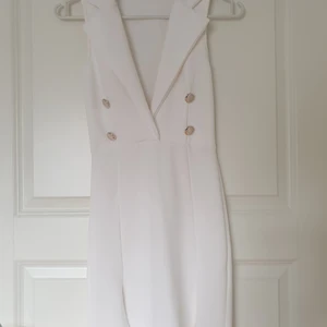 Blazer dress - Hot sleeveless bodycon dress från Boohoo 🤍 Använd bara en gång. Super snygg till studenten eller a night out 💃