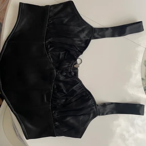 Zara svart silk topp  - Använd en gång köpte för 99kr i Zara Göteborg 
