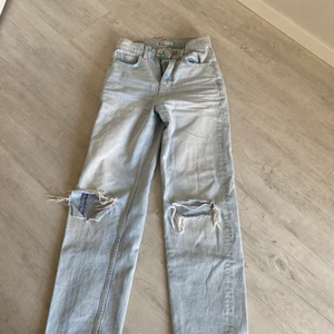 Ljusblå Jeans  - Säljer dom här ljusblåa jeansen från Gina tricot i storlek 30. Säljer dom på grund av att dom inte kommer till andvändning. Skicka pris förslag. ⭐️ frakt kan också diskuteras. 