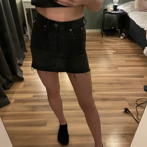 Jeans kjol - En väldigt snygg jeans kjol i storlek 32. Vet tyvärr inte vart den kommer ifrån eftersom jag klippt bort lappen men skulle gissa på hm, Gina eller bikbok💕