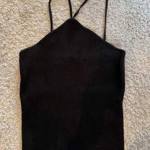 💕Säljer denna svarta fina halternecktoppen från Zara då den inte används längre. Toppen är i storlek S och den passar till allt💕