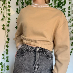 iets frans beige sweatshirt  - knappt anspänd och i VÄLDIGT gott skick, Croppad.